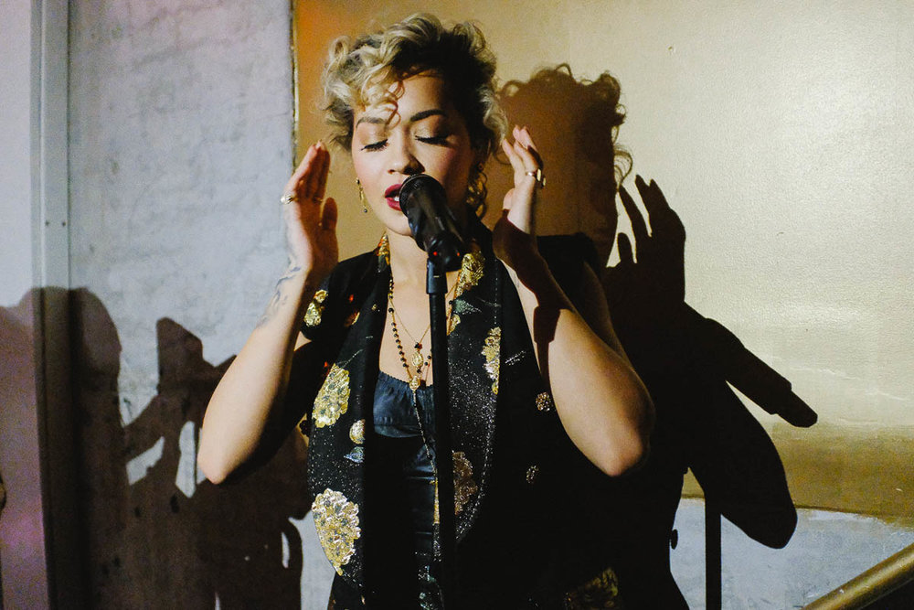 Rita Ora à 12 800 ISO. Fuji X100F, f/2